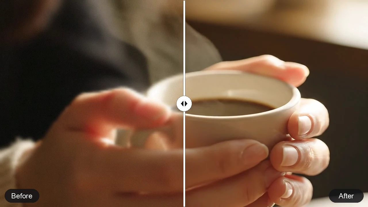 Hände halten eine dampfende Kaffeetasse