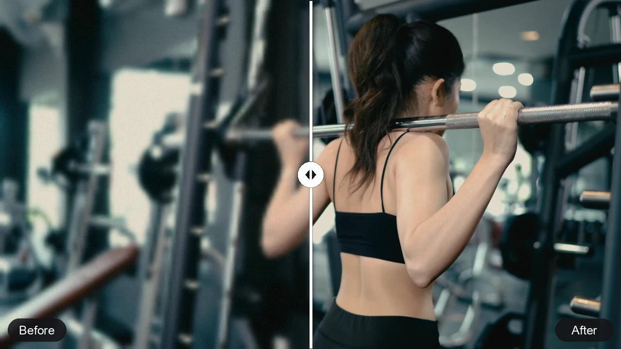 Eine Frau hebt eine Langhantel im Fitnessstudio